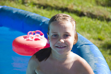 niña posando en la piscina
