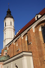 Fototapeta na wymiar Gotycki kościół pod błękitnym niebem