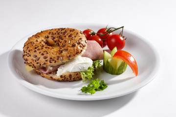 Bagel mit Käseschinkenfüllung und Beilage