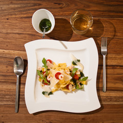 Tagliatelle mit Crevetten und Basilikumpesto