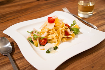 Tagliatelle mit Crevetten und Basilikumpesto