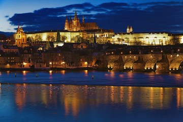 Fototapeta na wymiar Night view on Prague Castle