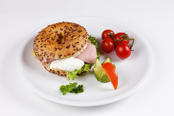 Bagel mit Käseschinkenfüllung und Beilage
