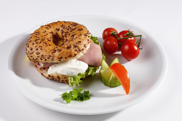 Bagel mit Käseschinkenfüllung und Beilage