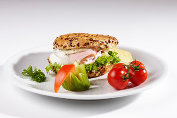 Bagel mit Käseschinkenfüllung und Beilage