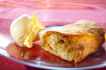 Apfelstrudel mit Vanilleies