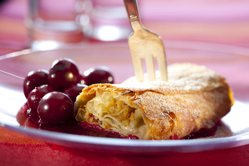 Apfelstrudel mit Kirschen
