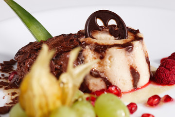 Schokoladenpudding mit Früchten