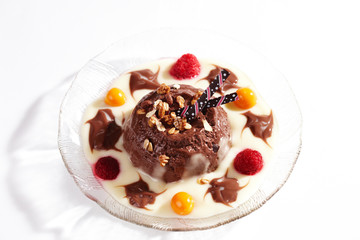 Schokoladenpudding mit Früchten