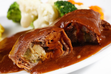 Zarte Rinderroulade nach Hausfrauenart mit Kartoffelpüree