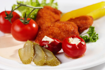 Chicken Nuggets mit Tomaten und Salatbeilage