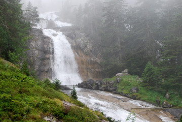 Cascade du pont d'Espagne dans la brume