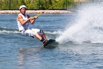 Sportler beim Wassersport im Sommer