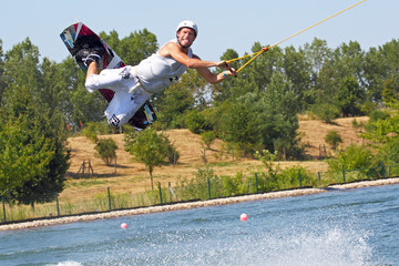 Mann beim Wassersport streckt Zunge heraus