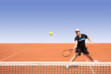 TENNIS - Tennisspieler spielt einen Volley