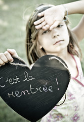 fâchée de retourner à l'école