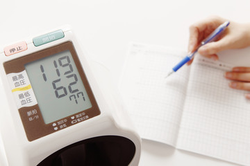 血圧計レクチャー　日本人女性の手