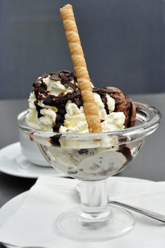Eisbecher Stracciatella