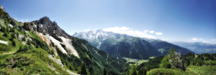 Naklejka na ściany i meble Piękne górskie doliny w Alpach