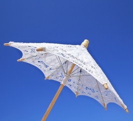 weißer Sonnenschirm
