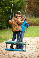 Schwestern zusammen auf Schaukel