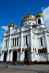 Au pied de la cathédrale du Christ Sauveur à Moscou - obrazy, fototapety, plakaty