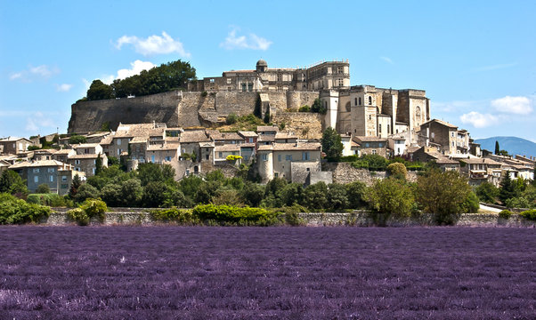 Village proven&ccedil;al de Grignan dans la dr&ocirc;me en France