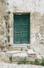 Fototapeta na wymiar Drewniane zielone drzwi.