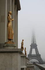 Torre eiffel. niebla en invierno