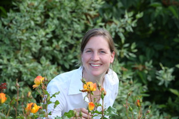 Attraktive junge Dame genießt ihren Garten