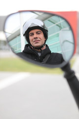 Homme d'affaires avec un casque de motocyclette