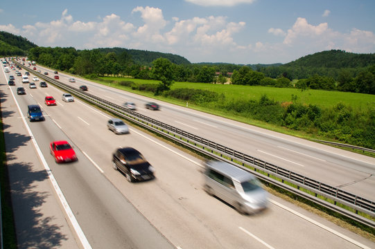 autobahn stau A8 autos autoverkehr bewegen fahren