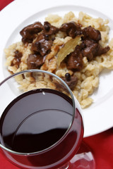 Wildgulasch mit selbst gemachten Spätzle