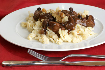 Wildgulasch mit selbst gemachten Spätzle