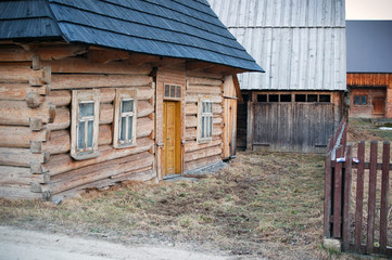 Fototapeta na wymiar Tradycyjne polskie drewniane chaty z regionu zakopiańskiego.