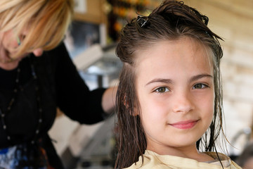 fillette au salon de coiffure