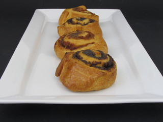 nuss- und mohnschnecken auf einer Keramikplatte