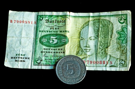 5 Deutsche Mark Banknote und M&uuml;nze