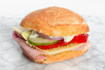 Brötchen Schinken Käse Salat 290710