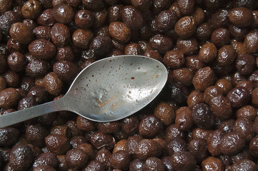 Olives noires et cuillère