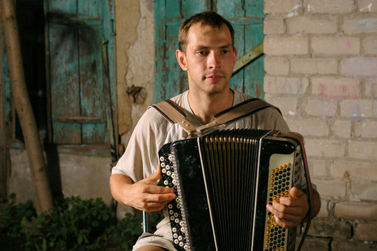 button accordion player