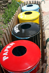 m&uuml;lltonnen papier glas metall und Plastik