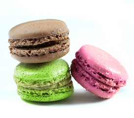 Macarons empilés parfum chocolat fraise kiwi