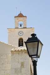 farola y torre de la iglesia