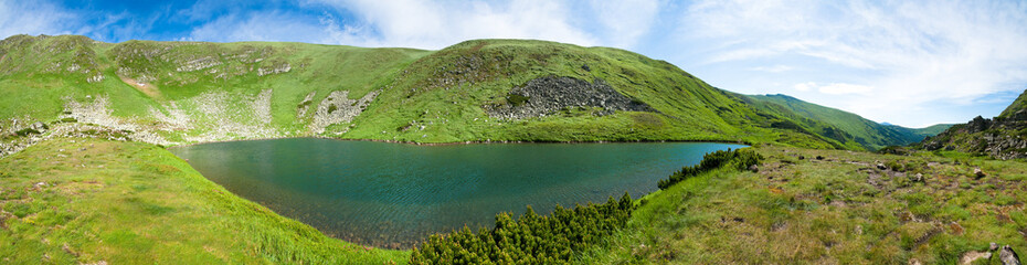 Fototapeta premium Alpine lake Brebeneckul on summer mountains (panorama)