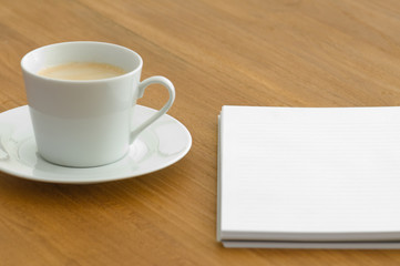 Obraz na płótnie Canvas Biały kubek kawy w otoczeniu biznesowym