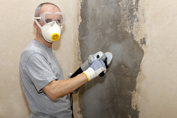 man in respirator with  circular saw in hand