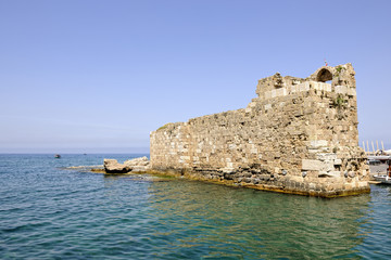 Entrée du port phénicien de Byblos avec sa tour fortifiée