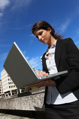 Femme d'affaires devant ordinateur portable