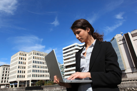 Femme d'affaires devant ordinateur portable